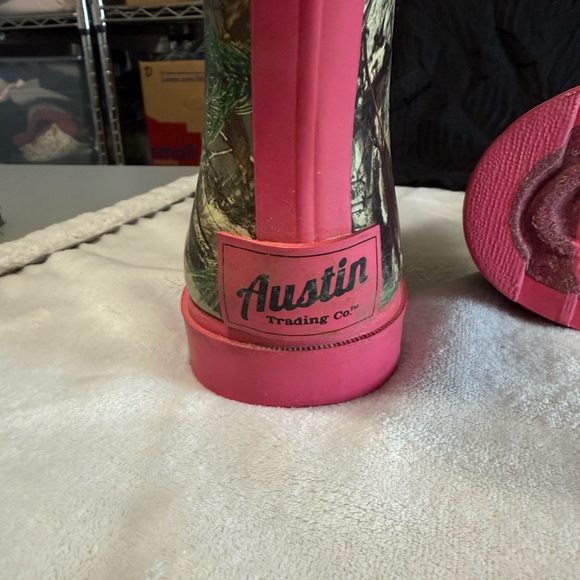 Camo Rain Boots with Pink Accents - Picture 4 of 6